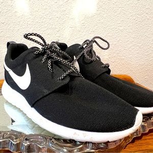 NIKE black lightweight canvas sneakers. Size 11. Womens.